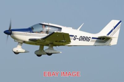 FOTO FLUGZEUG ROBIN DR400-180 REGENT 'G-ORRG' C/N 1216. GEBAUT 1977. SEEN DEPA