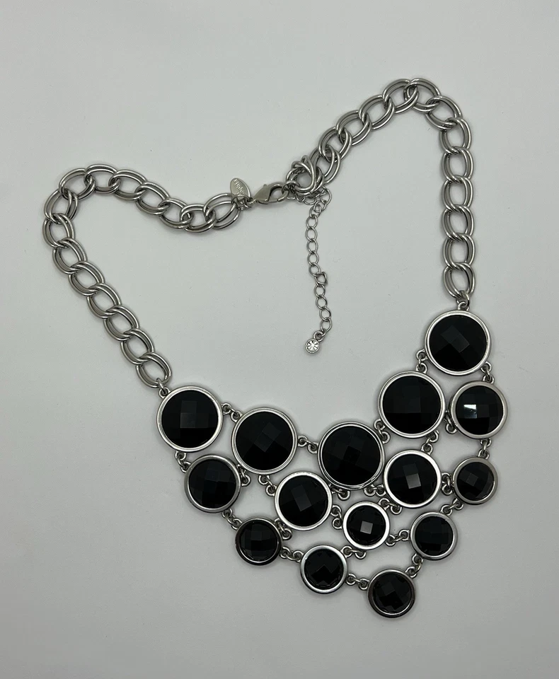 Collar Babero Lia Sophia “KEKU” Negro Facetado Estrás Tono Plata Foto 4 de 4