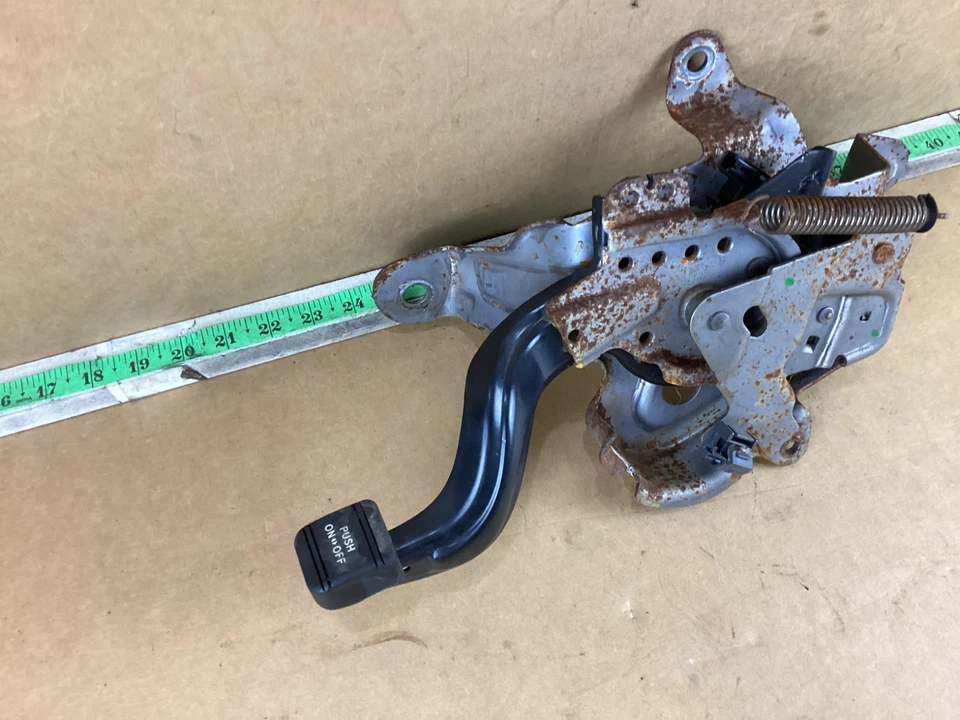 Pedal de freno de estacionamiento de emergencia Toyota Sienna 2011-2020 46200-08070 OEM Foto 3 de 4