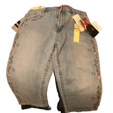 Cosmopolitan Jeans Wear Capri Embroidered Light Wash Jeans CP90719 Sz 30 in