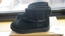 UGG WOMEN'S CLASSIC MINI UGG BOOT WITH RUBBER LOGO BLACK SIZE 6 STYLE NO.1108231