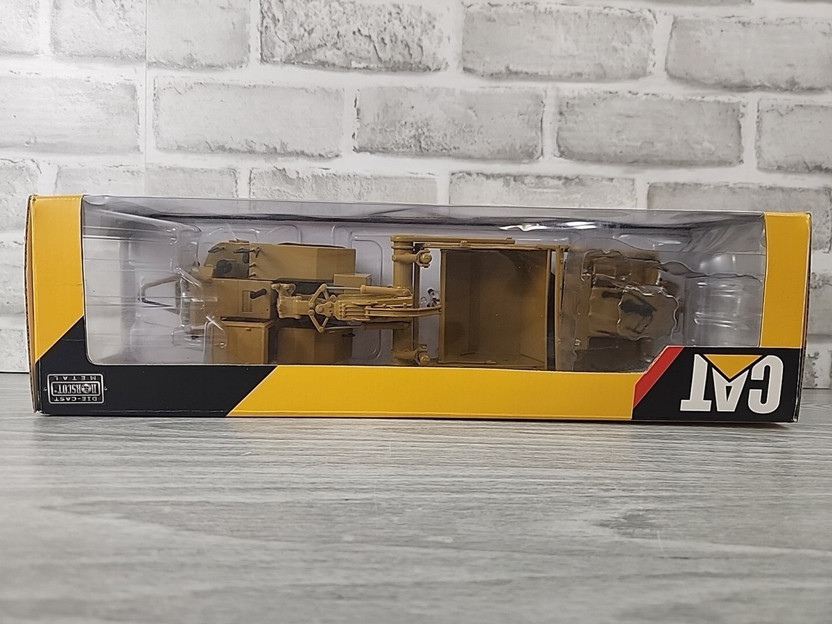 CAT 657G Wheel Tractor Scraper 1:50 Scale Collectible Die