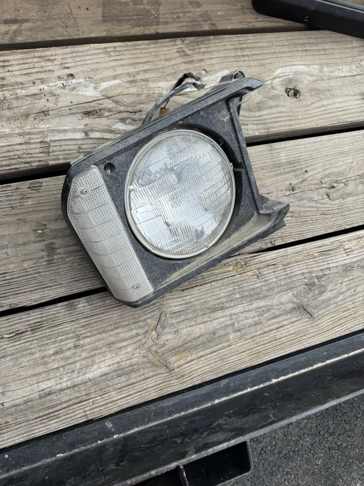 Faro de pasajero Toyota 1979/1983 y bisel y luz marcadora Foto 2 de 4