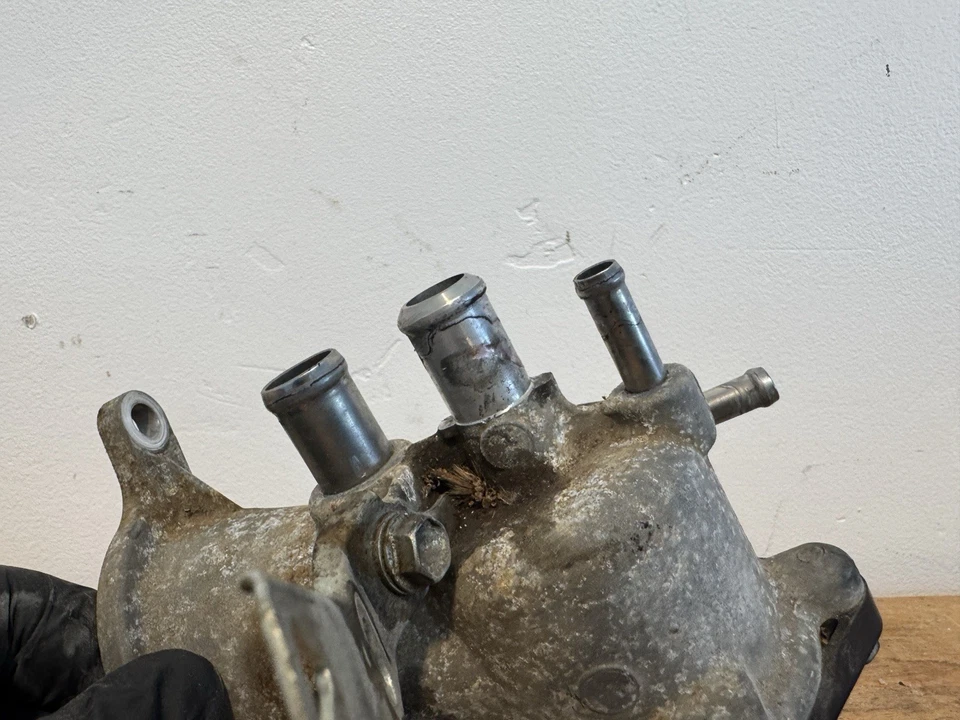 Carcasa termostato refrigerante motor Lexus LS460 2007-2017 4,6 L V8 OEM Foto 2 de 4