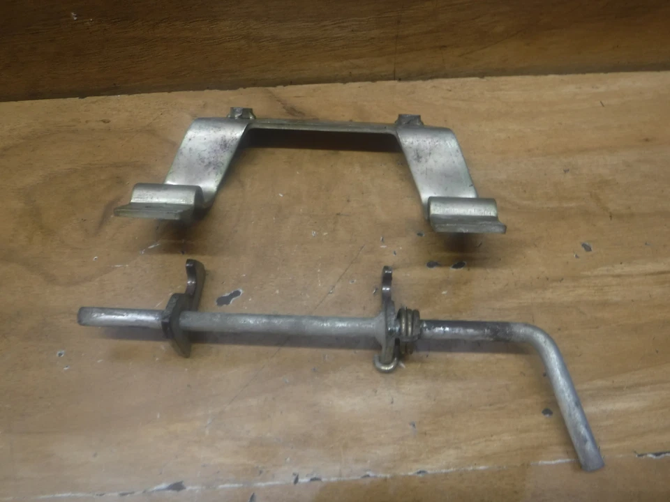 Yamaha RT100 RT 100 1996 96 OEM SOPORTE DE PESTILLO DE ASIENTO SOPORTE ENVÍO RÁPIDO Foto 4 de 4