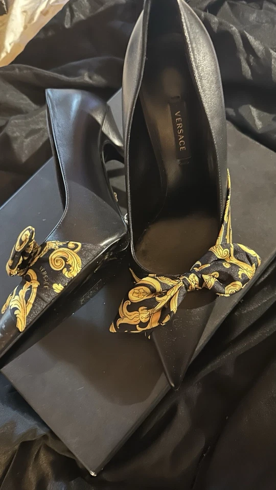 Un par de bombas de arco barroco Versace talla 9 Foto 2 de 4