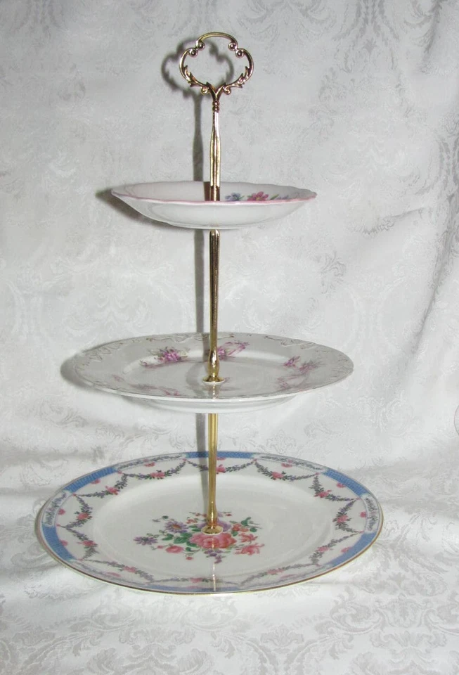 Soporte para pasteles personalizado de tres niveles hecho con platos vintage fiesta de té Foto 4 de 4