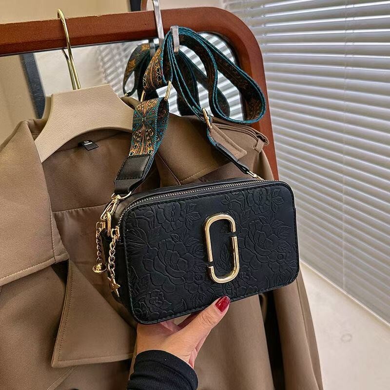 【関税込み】The Snapshot Shoulder Bag - Marc Jacobs - Leathe Marc Jacobs Black & Red 'The Snapshot' Shoulder Bag Marc Jacobs