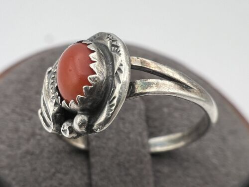 Vintage Southwestern Unmarked Silver Red Coral Floral Ring Size 6.25 - Picture 2 of 9
