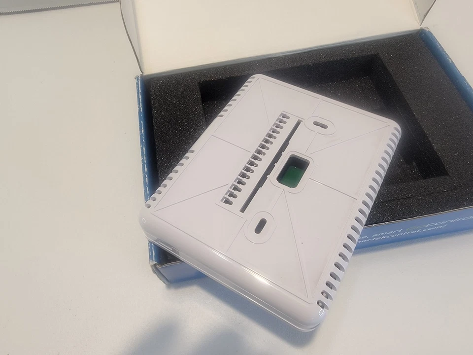 GoControl GC-TBZ48 Z-Wave Battery Powered Thermostat SMART CLIMATE CONTROL - Image 4 of 4