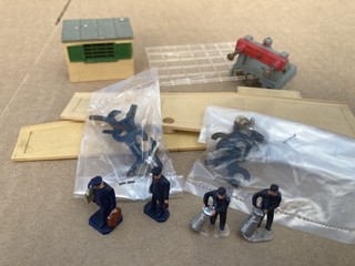 Hornby Dublo various items including station staff