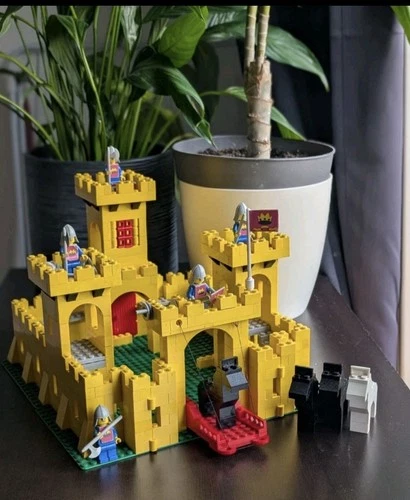 Lego 375 Yellow Knights Castle Castle * Flag * 5 Soldiers * Horses * Please Read!!!
