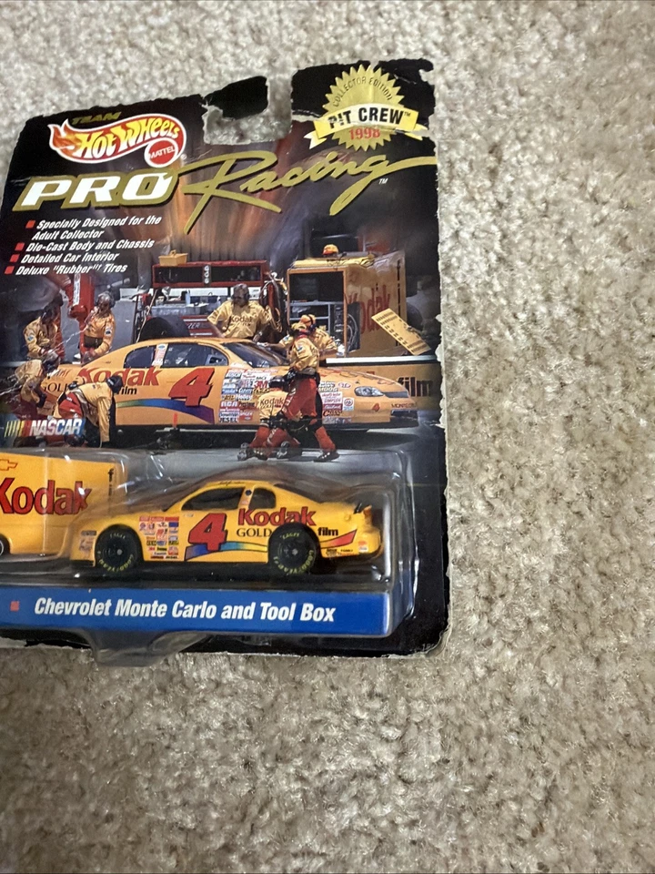 1998 NASCAR Hot Wheels Pit Crew #4Bobby Hamilton 1/64Chevy Monte Carlo & ToolBox - Image 4 of 4