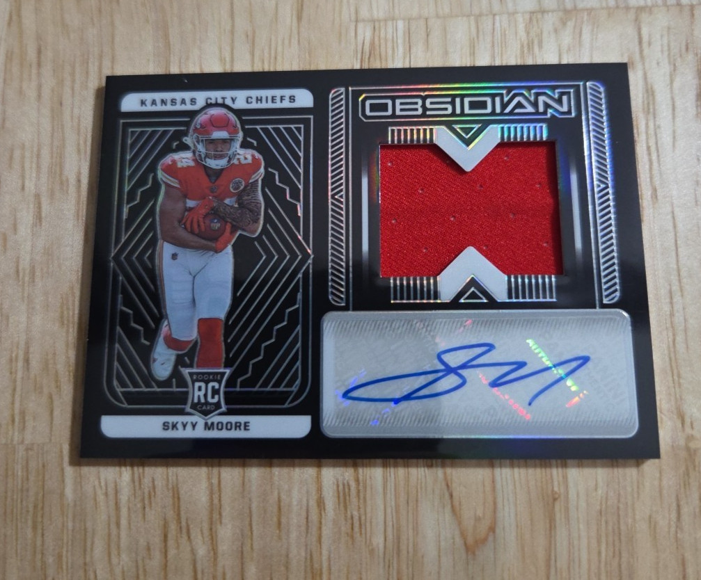 Skyy Moore Panini Obsidian #220 Jersey Autograph