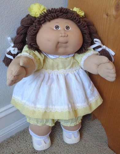 1986 CABBAGE PATCH KIDS GIRL BROWN BRAIDS EYES DIMPLE APRON DRESS CRAYON ~HM14