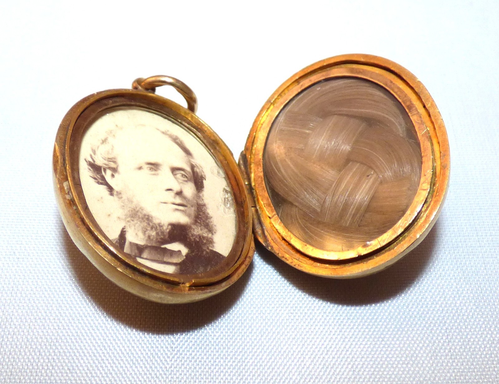 ANTIQUE VICTORIAN 18CT SOLID GOLD LOCKET 1868 EMB… - image 5