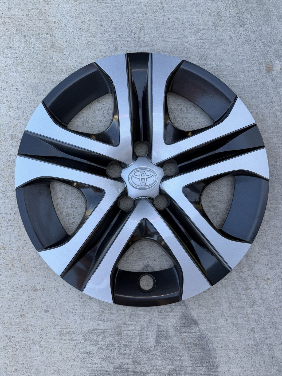 TOYOTA RAV 4 2016 2017 2018  OEM HUB CAP WHEEL COVER  4260242020  61179 