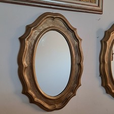 Specchio ovale con cornice sagomata 