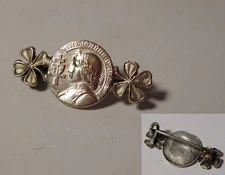  broche ancienne " Jeanne D'arc " - à voir