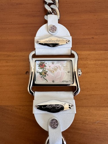 Reloj Ed Hardy Vintage Victoria Rosa Acero Inoxidable Cuero Blanco Necesita Batería - Imagen 5 de 14