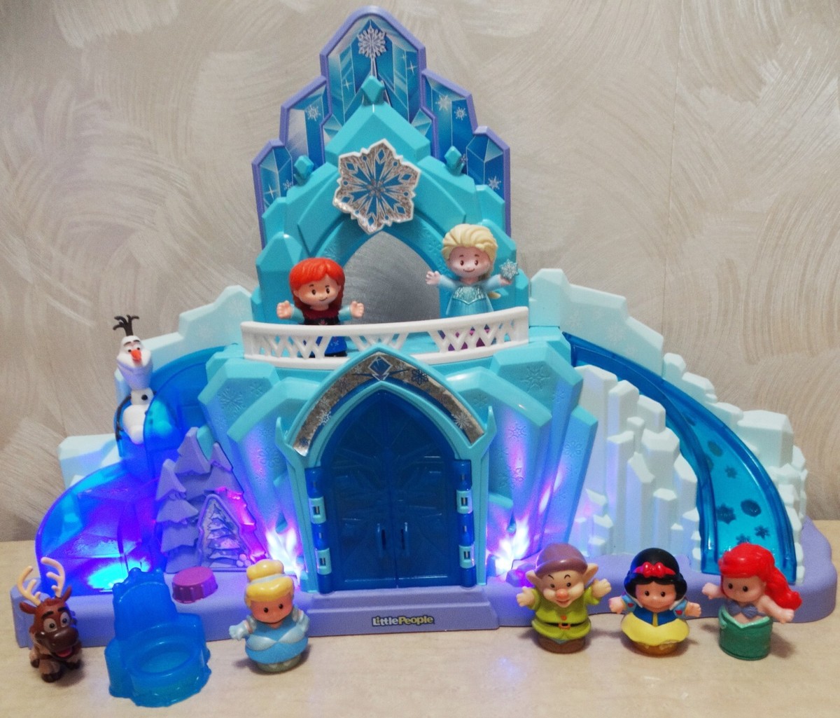 Fisher Price Little People FROZEN Elsa's Ice Palace +8 figures, light  up/musical