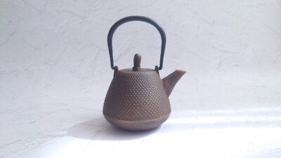 HINOMOTO KERAMIK Kyusu Nambu Tekki Teekanne Unikat Modell braun Kuppelform 400cc