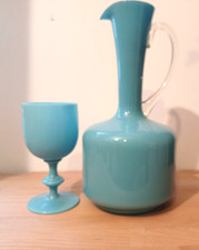 1 Glas Opaque Portieux Vallerysthal + 1 Karaffe Henkelvase Opalglas blau
