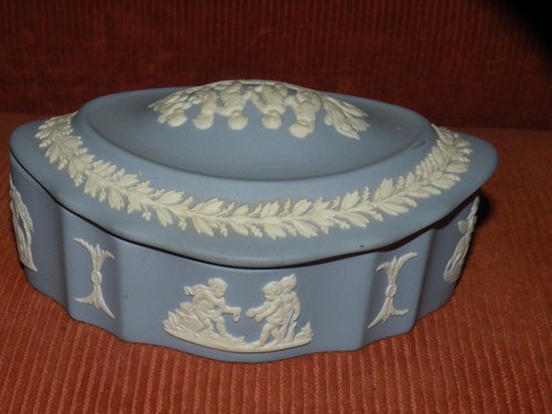 WEDGWOOD JASPERWARE AZUL CAJA OVALADA CON CUPIDOS artículos de jaspe - Imagen 3 de 4