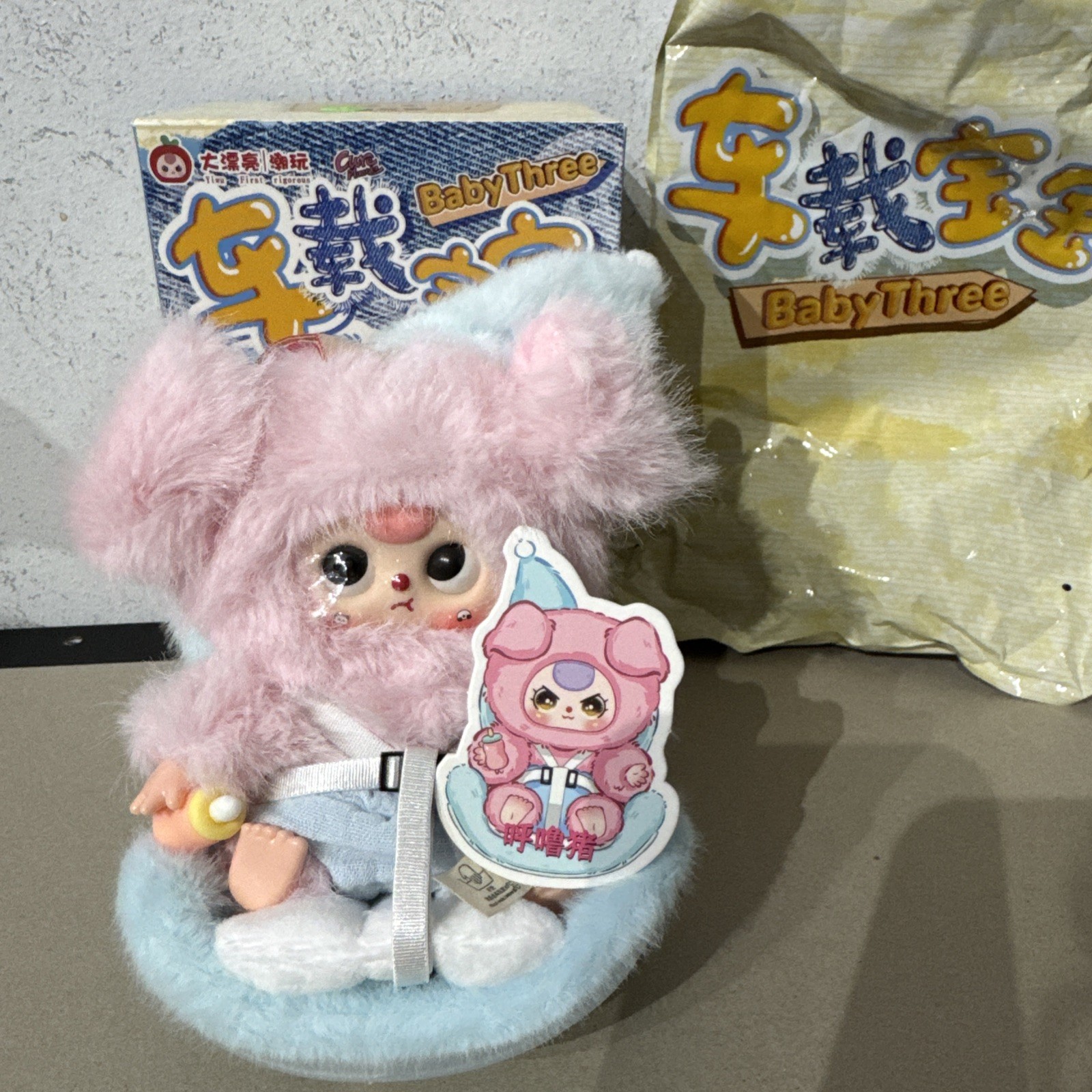 Bambino tre cuccioli rosa con seggiolino auto