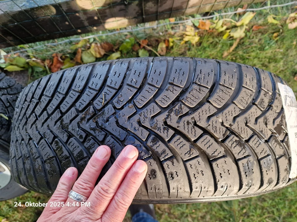 Winterreifen Jeep Renegade 215/65R16 auf Original gepflegten Alufelgen - Bild 4 von 4