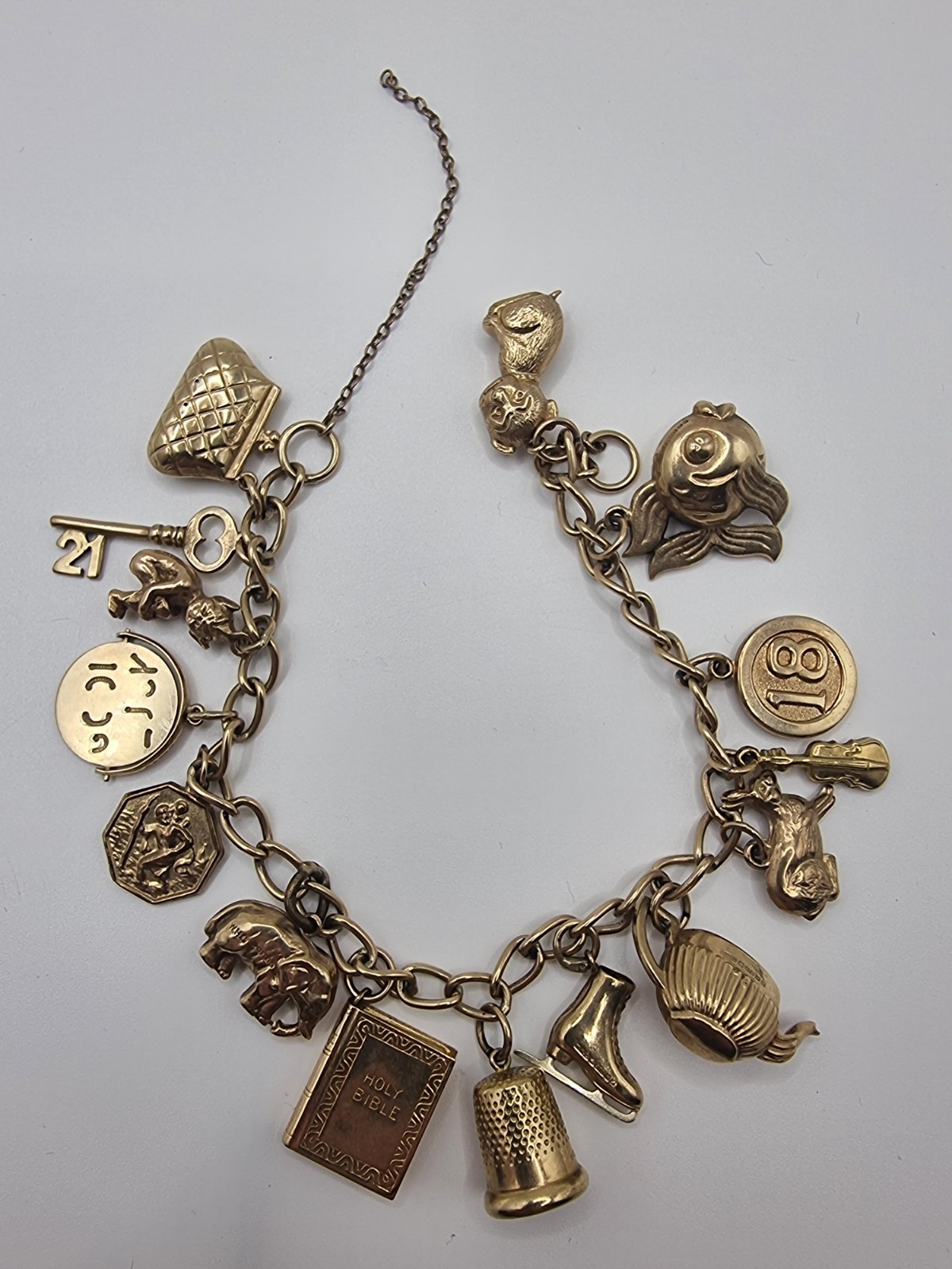 9ct GOLD Vintage Charm Bracelet