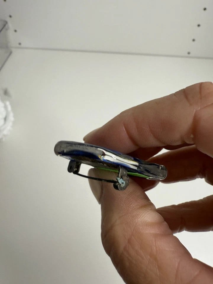 Broche cuadrado artesanal de vidrio fundido azul dorado MCM Foto 3 de 4