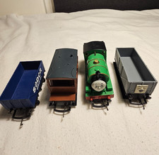 Hornby Thomas & Friends Percy Set OO Gauge Model Train with Rolling Stock Trucks