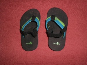 boys sanuk flip flops
