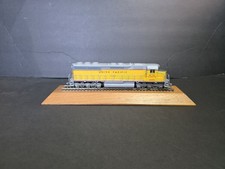 ATHEARN HO SCALE UNION PACIFIC 3600 DIESEL LOCOMOTIVE MOUNTED ON WOODEN BASE