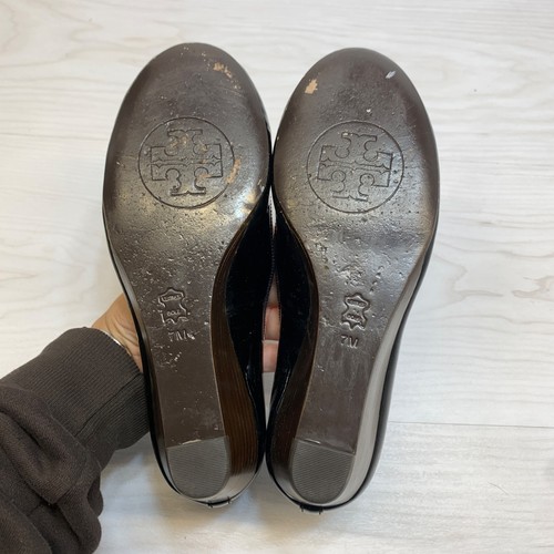 Zapatos de salón TORY BURCH/logotipo con lazo charol suela de cuña negros para mujer talla: 7M - Imagen 7 de 10