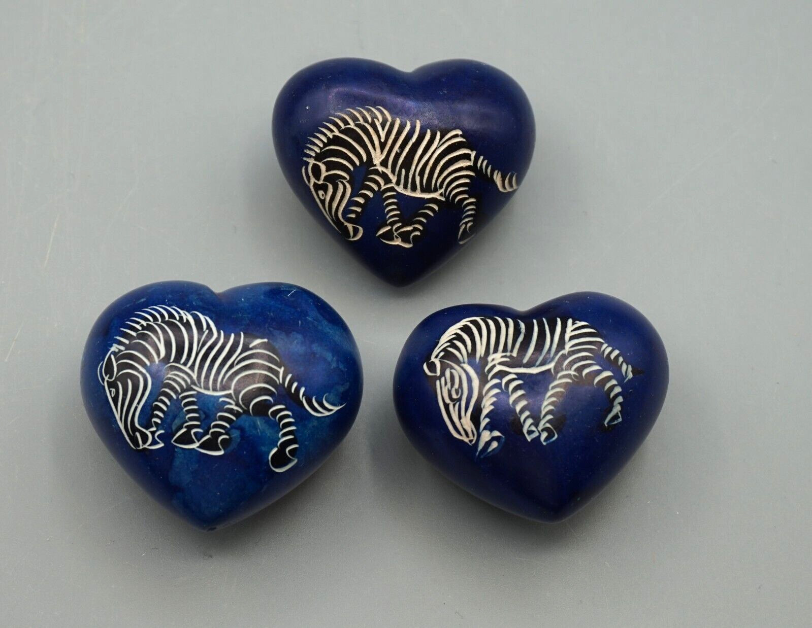 SPECKSTEIN Herz Taschenstein Handschmeichler handbemalt aus Kenia mit Zebra a2