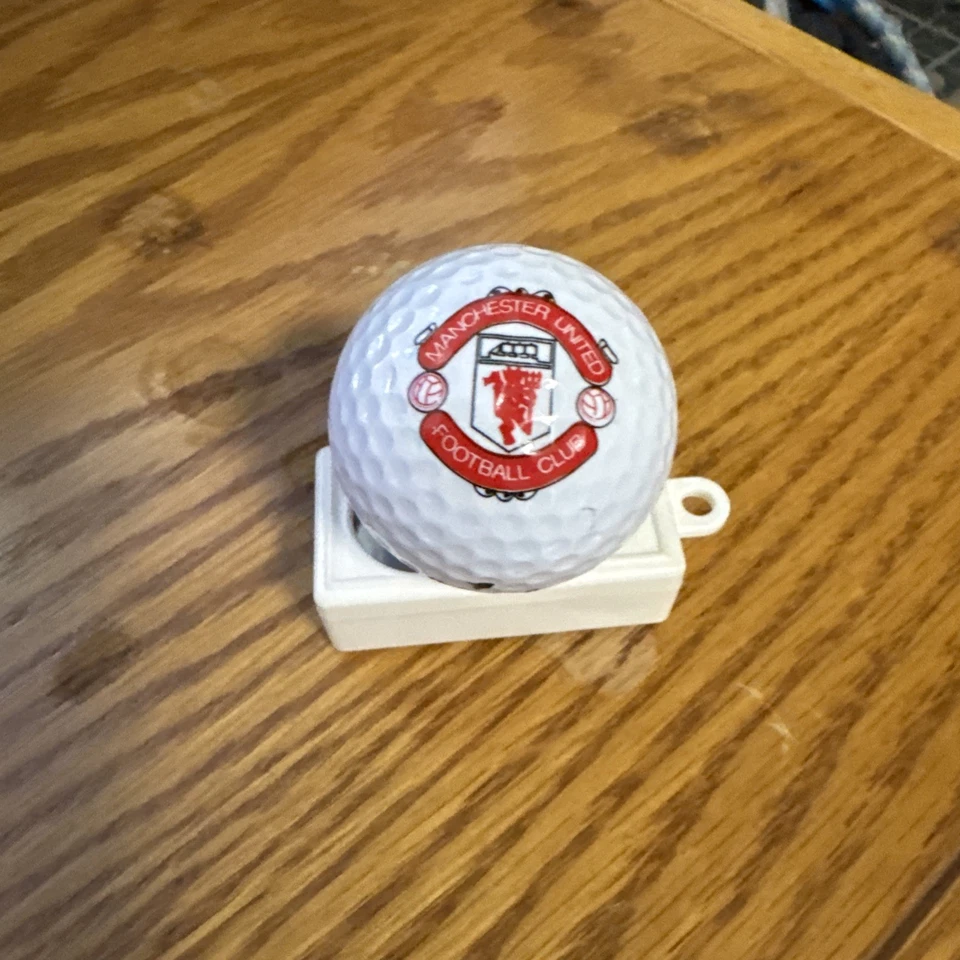 Bola de golfe com logotipo colecionável de clube de futebol Manchester United  - Imagem 4 de 4