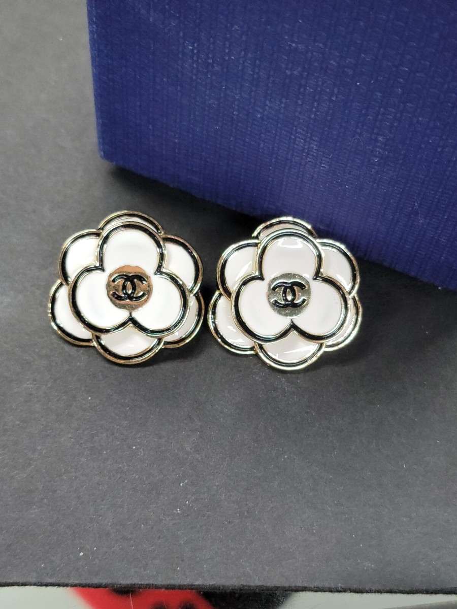 CHANEL Vintage Button White Floral 26mm: Set 2 Lot #162 | eBay