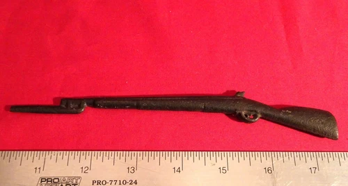 ANTIQUE 1800s CAST IRON SOLDIERS PERCUSSION LONG ARM WITH PARTIAL SWORD BAYONET