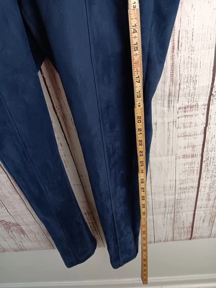 Pantalones para mujer Andrew Marc azul medio de terciopelo tiro medio Foto 3 de 4