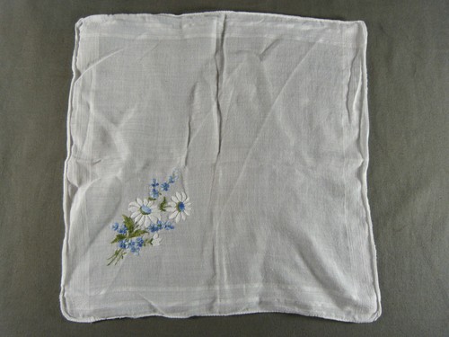 Handkerchief in fine cotton embroidered with Vintage Daisies Flowers - Picture 3 of 3