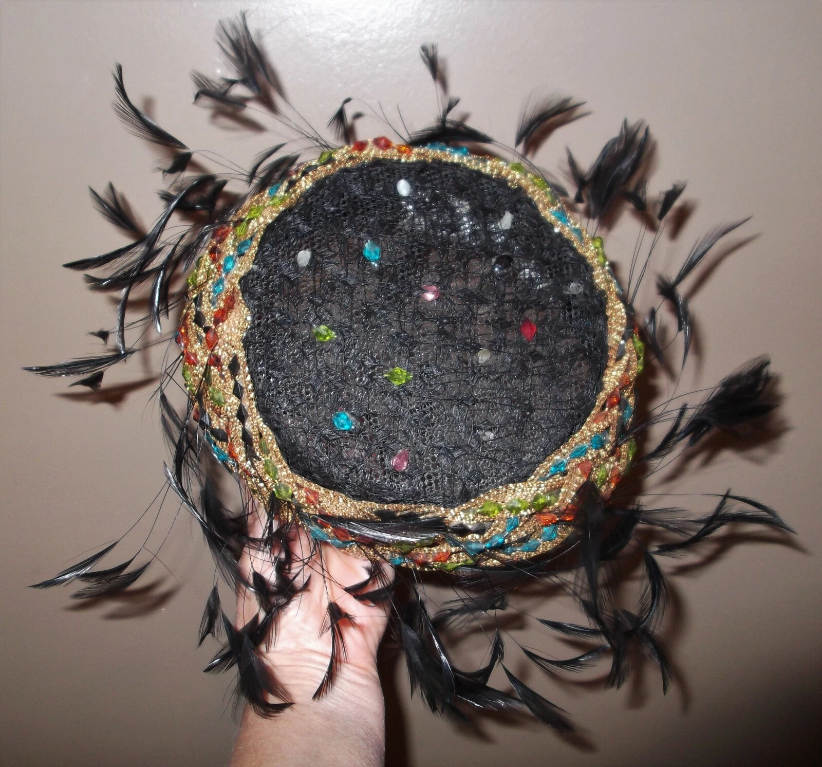 Chapeau plumes sauvages vintage années 1960 CHRISTIAN DIOR années 1960 avec perles en plastique Paris NY #52