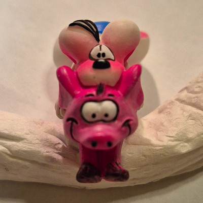 Diddl Sammelfigur/Minifigur Maus auf pinkem Schwein, blaues Outfit