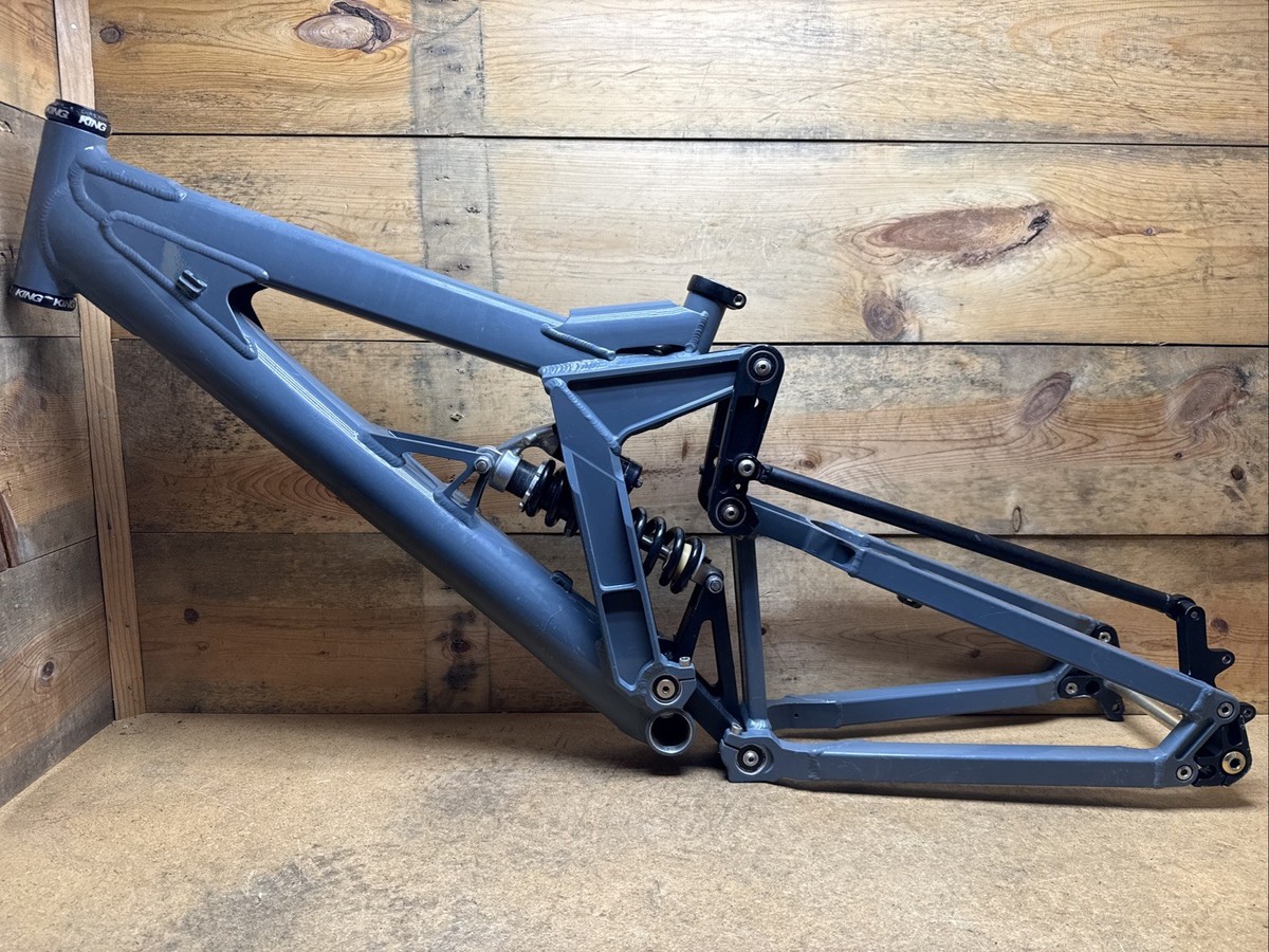 Santa Cruz V10 Full Suspension Mountain Bike Medium Frame 26” 1st Gen - Main Image