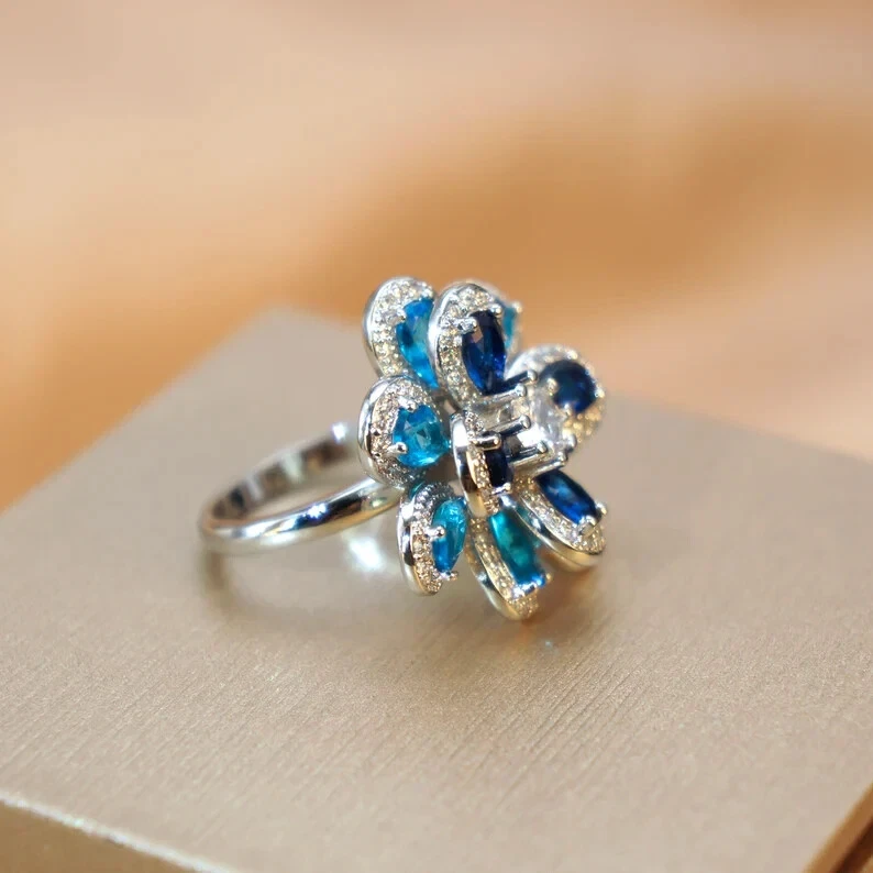 Anillo de boda para mujer con topacio y zafiro simulado diseño de flores en racimo 16,35 TCW Foto 3 de 4