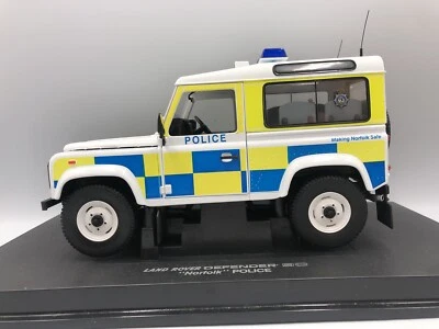 Universal Hobbies 1:18 Land Rover Defender 90 Norfolk Police No autoart - Photo 1/4