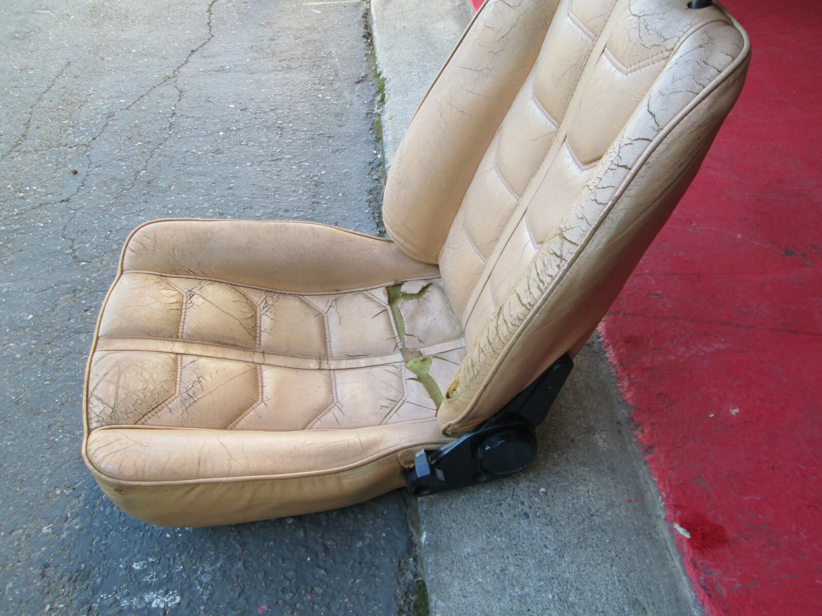 Ferrari 308 QV -  LH Seat - Beige - USED