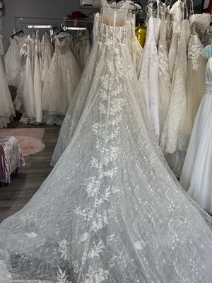 White/Ivory Lace Applique Sleeveless V-Neck Ball Gown Wedding Dress Train