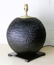 Lampada da tavolo una grande lampada a sfera vintage in legno etnico scalpello intagliato finitura ebanizzata